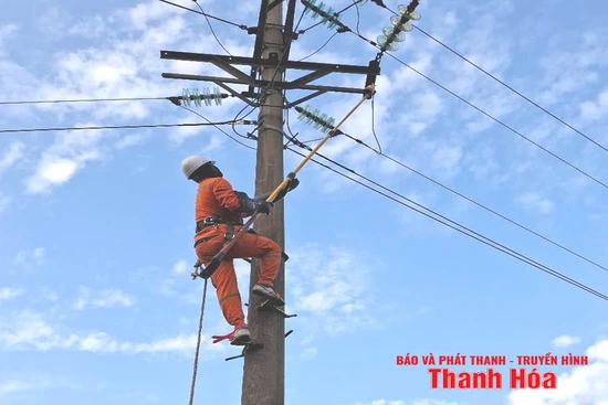 Đội Quản lý điện lực khu vực Ngọc Lặc - Lang Chánh đảm bảo an toàn lưới điện trong mùa mưa, bão