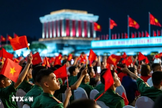 Đặc sắc chương trình chính luận nghệ thuật “Dưới cờ vinh quang”