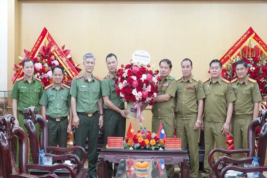 Công an tỉnh Hủa Phăn  thăm, chúc mừng cán bộ, chiến sĩ Công an tỉnh Thanh Hóa nhân kỷ niệm 80 năm Ngày truyền thống CAND Việt Nam