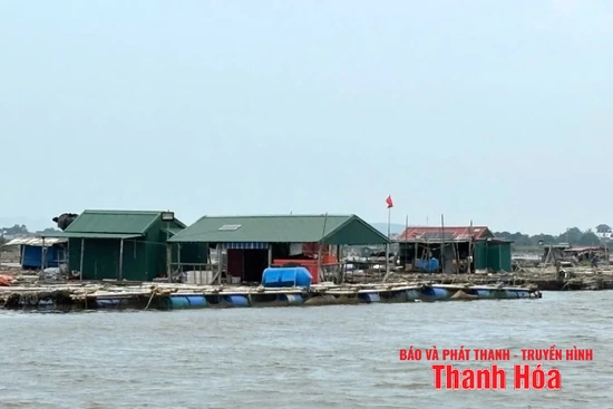 Xã Tiên Trang hỗ trợ người dân gia cố lồng bè nuôi cá