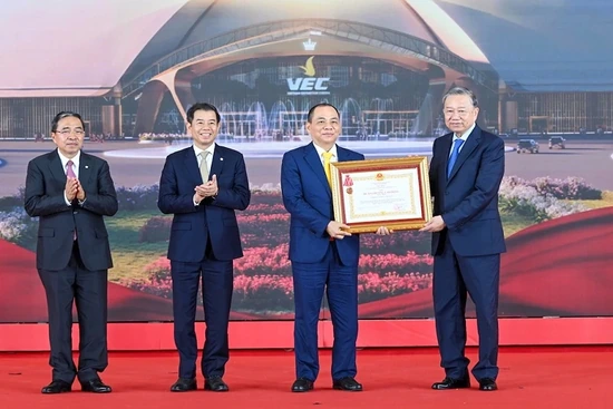 Vingroup đón nhận Huân chương lao động hạng Nhất