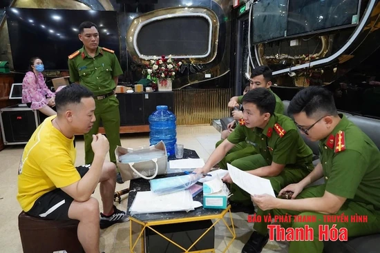 Tuần tra đêm, phát hiện cơ sở kinh doanh karaoke “bao nuôi” 38 nhân viên nữ