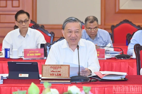 Bộ Chính trị cho ý kiến về công tác chuẩn bị Đại hội Đảng bộ thành phố Hà Nội và TP Hồ Chí Minh