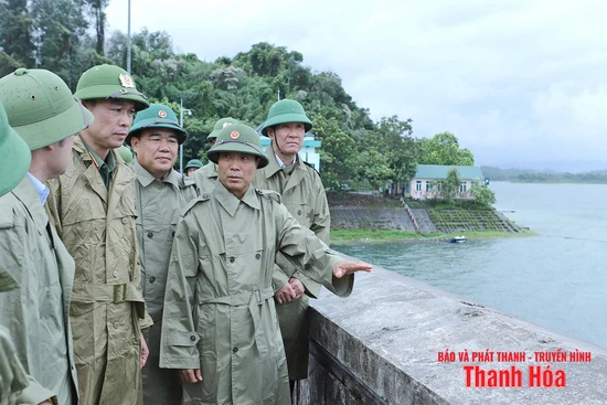 Bí thư Tỉnh ủy Nguyễn Doãn Anh kiểm tra công tác ứng phó bão số 5 và thăm hỏi, động viên người dân sơ tán tránh trú bão