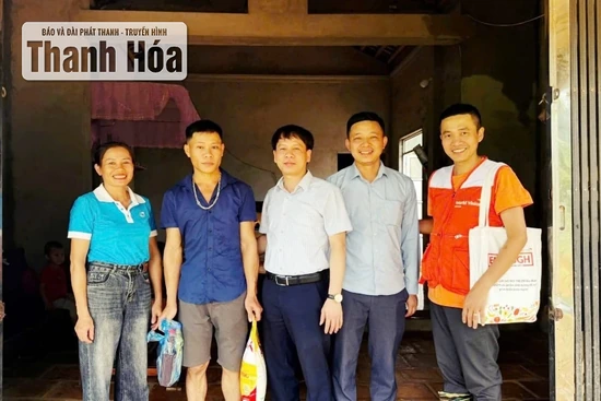 Lãnh đạo xã Lương Sơn thăm hỏi và tặng quà các hộ dân bị ảnh hưởng do cơn bão số 5