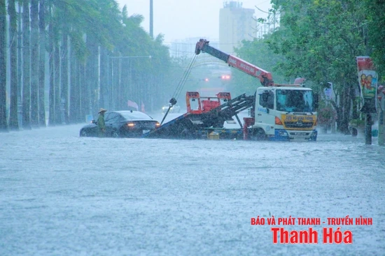 Nhiều tuyến đường bị ngập lụt cục bộ, cây xanh gãy đổ