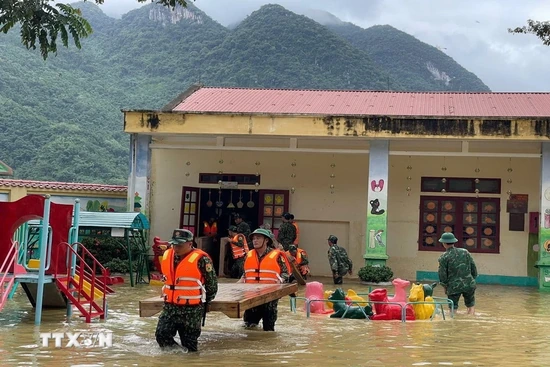 Thủ tướng: Không để học sinh thiếu trường, người dân thiếu nơi chữa bệnh do thiên tai
