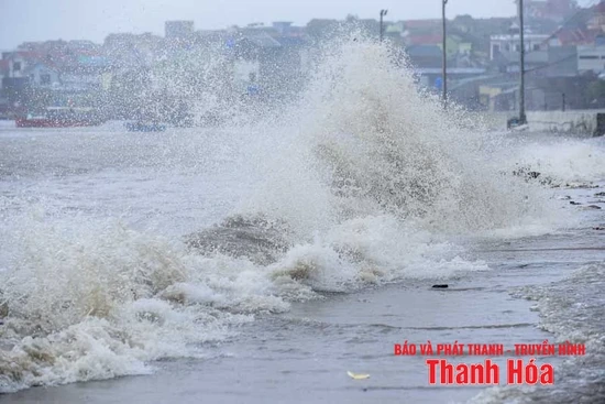 Bão số 5 ít di chuyển, cường độ giảm