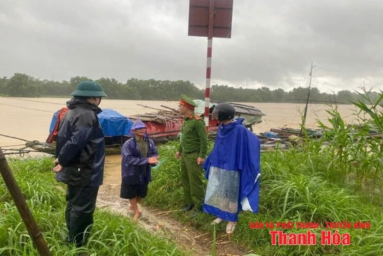 Cứu vớt kịp thời 10 công nhân bị rơi xuống suối tại xã Sao Vàng