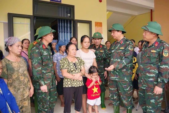 Tư lệnh Quân khu 4 kiểm tra, hỗ trợ nhu yếu phẩm cho Nhân dân vùng lũ