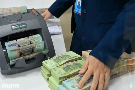 Hôm nay, người dân bắt đầu nhận quà 100.000 đồng dịp Quốc khánh