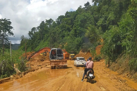 Công an tỉnh tăng cường lực lượng, nhu yếu phẩm khắc phục hậu quả mưa bão tại xã Yên Nhân