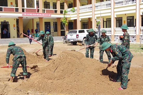 Bộ CHQS tỉnh Thanh Hóa hỗ trợ xã Yên Nhân khắc phục hậu quả bão số 5