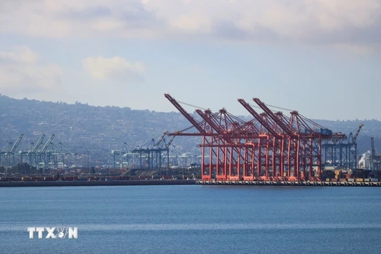 Mỹ: Tai nạn tại cảng Long Beach, nhiều thùng hàng chìm xuống nước