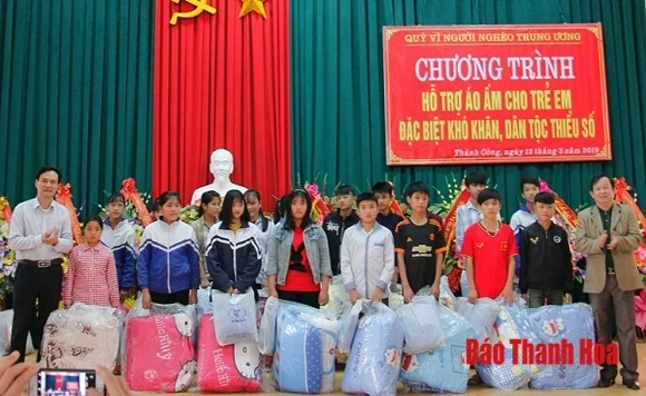 Tặng quà của Quỹ “Vì người nghèo” Trung ương cho trẻ em đặc biệt khó khăn thuộc vùng dân tộc thiểu số, miền núi