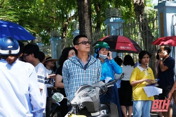 Kỳ thi tuyển sinh lớp 10:  Phụ huynh đội nắng hồi hộp chờ con thi