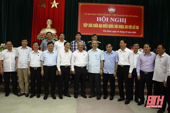 Phó Chủ tịch Quốc hội Uông Chu Lưu tiếp xúc cử tri tại huyện Yên Định và Thọ Xuân