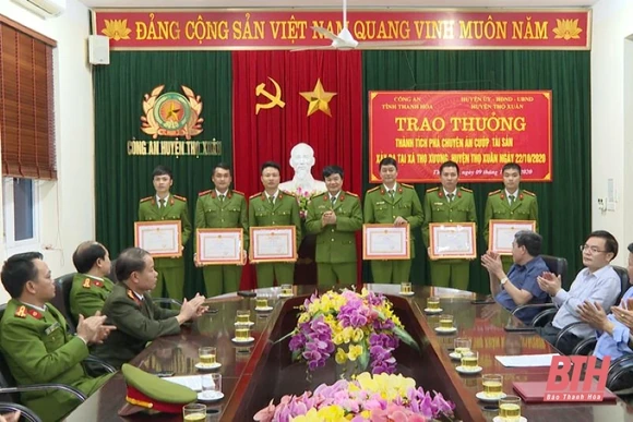 Khen thưởng Công an huyện Thọ Xuân vì đã có thành tích xuất sắc trong đấu tranh phòng, chống tội phạm