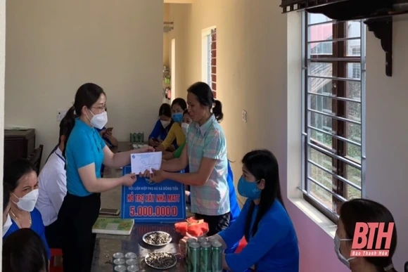 Xã Đông Tiến ra mắt mô hình “Từ thu gom phế liệu đến triệu phần quà san sẻ yêu thương” và trao hỗ trợ xây mái ấm cho hội viên nghèo
