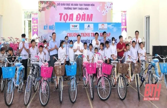 Trao xe đạp cho học sinh có hoàn cảnh khó khăn huyện Thiệu Hoá