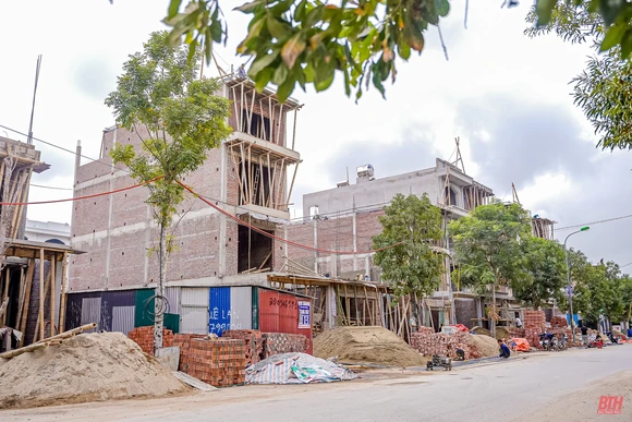 Cần xử lý nghiêm tình trạng đổ vật liệu xây dựng tràn lan trên vỉa hè, dưới lòng đường, gây mất an toàn giao thông