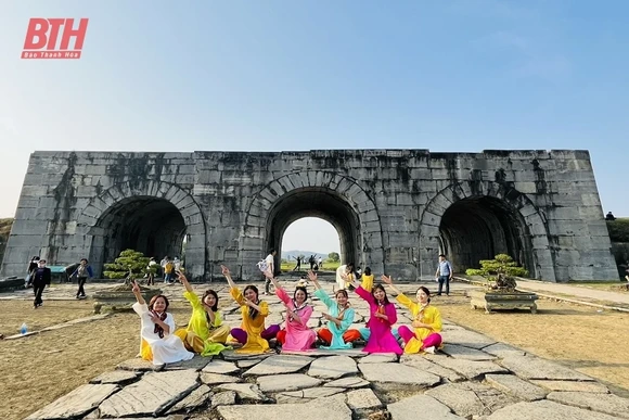 Đông đảo du khách tham quan Thành nhà Hồ dịp đầu năm mới
