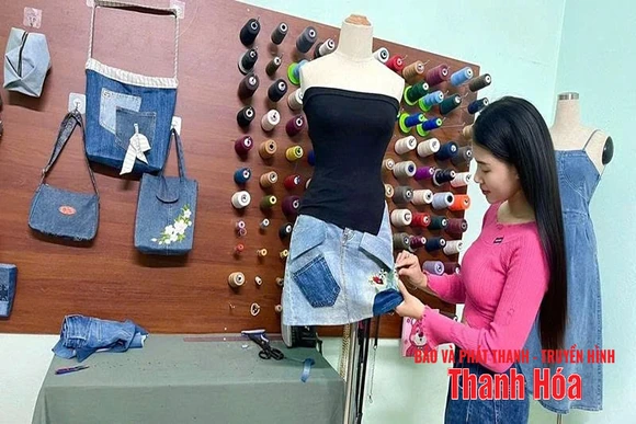 Gen Z “tái sinh” quần áo cũ