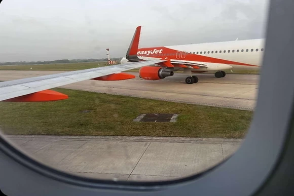 Máy bay của Easyjet gặp sự cố hy hữu khi hành khách “cố xông vào buồng lái”