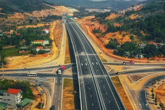 Thủ tướng biểu dương các chủ đầu tư, Ban Quản lý dự án, đơn vị tư vấn, thi công các công trình trọng điểm quốc gia