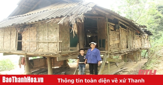 Nỗi buồn tuổi già của vợ chồng nghèo sống trong căn nhà dột nát