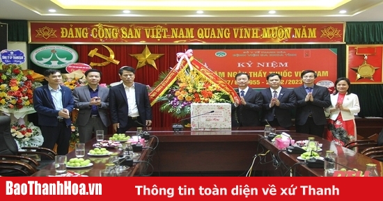 Các đồng chí lãnh đạo huyện đã làm điều gì vào ngày kỷ niệm ngày Thầy thuốc Việt Nam?